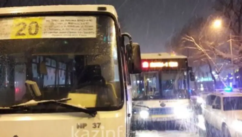В массовом ДТП в Алматы столкнулись два пассажирских автобуса