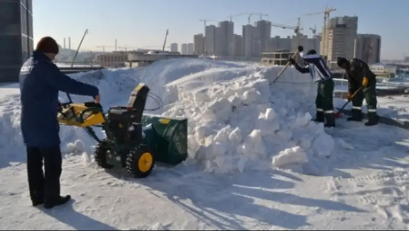 Столичные полицейские штрафуют за неубранный снег и наледь