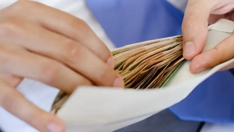 Казахстанцами, которые получают зарплату в конвертах, займутся налоговики