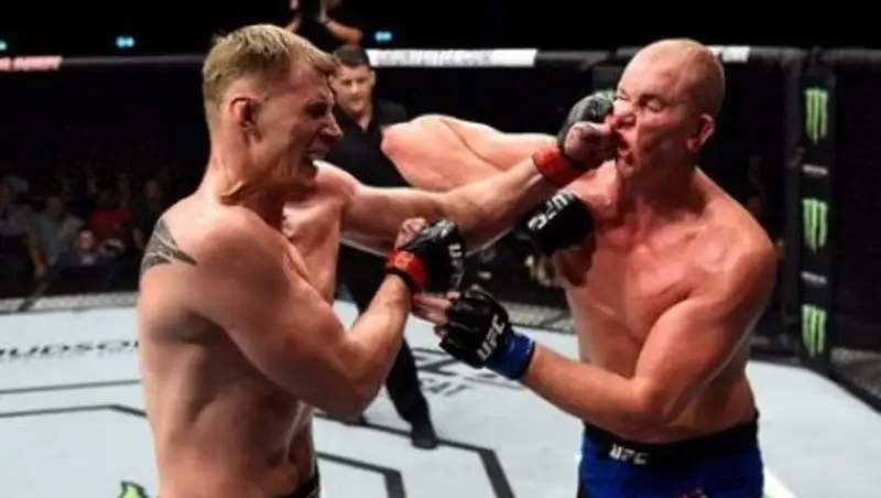 Россиянин нокаутировал 213-сантиметрового голландца в UFC