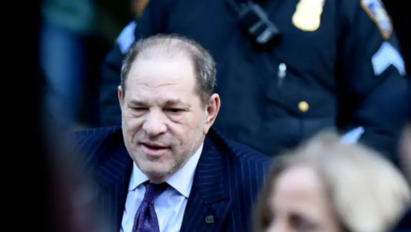 Еще четыре женщины обвинили Харви Вайнштейна в изнасиловании