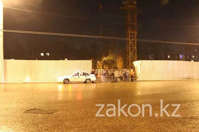 Субару упал в котлован строящейся станции метро в Алматы (фото), фото - Новости Zakon.kz от 11.11.2013 18:29