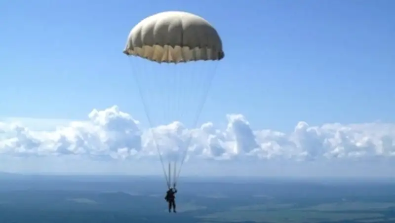 Казахстанские десантники приступили к отработке экстремальных видов прыжков с парашютом