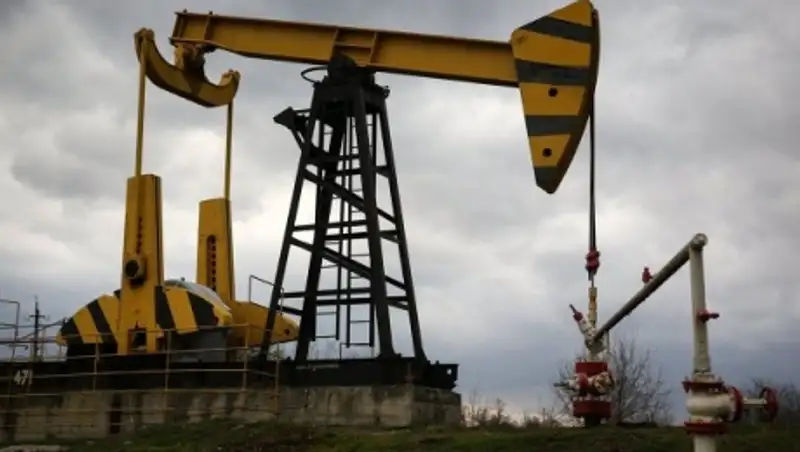 Аналитик: цена на нефть будет колебаться в диапазоне 30-50 долларов