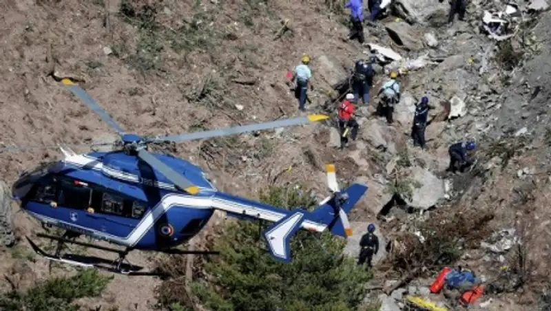 Командир A320 в последние минуты жизни выламывал дверь кабины топором