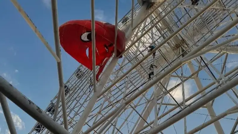 Парашютисты влетели в колесо обозрения на Иссык-Куле