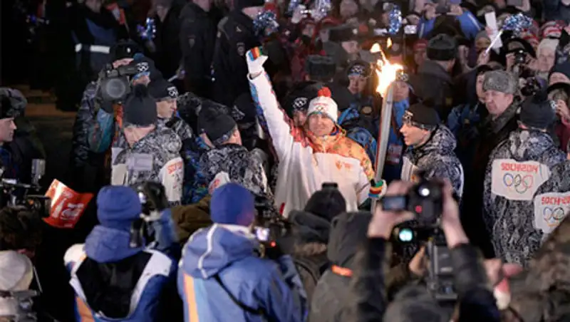 Олимпийский факел поджег знаменитого бобслеиста на эстафете в Хакасии, фото - Новости Zakon.kz от 28.11.2013 16:36