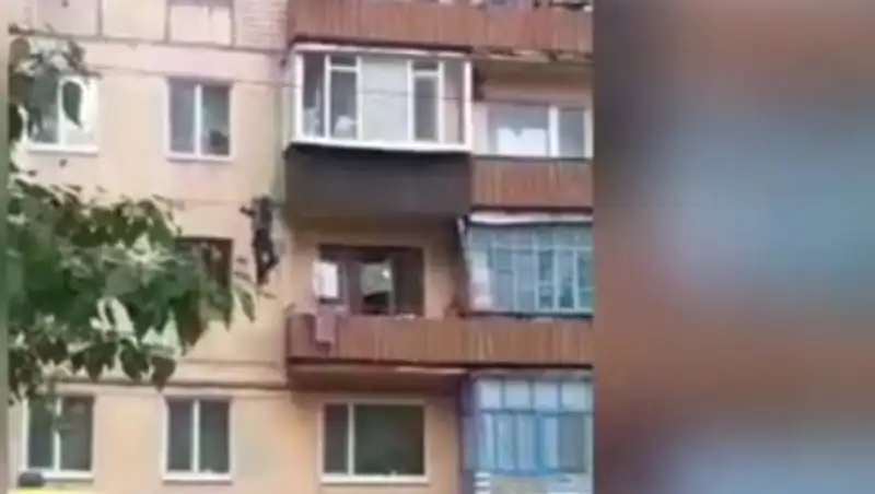 В Лисаковске мужчина сорвался с фасада дома