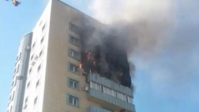 В Караганде загорелся многоэтажный дом