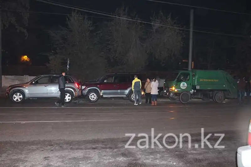 В Алматы из-за мусоровоза пострадали три машины (фото), фото - Новости Zakon.kz от 01.11.2013 21:14