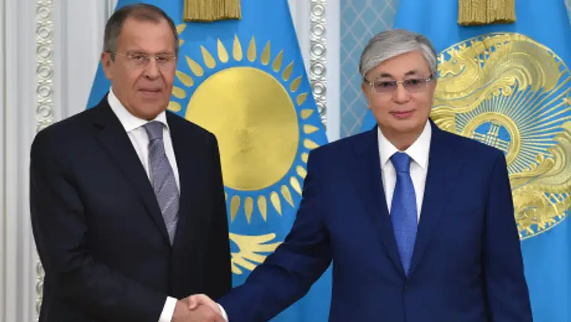 Токаев наградил Лаврова