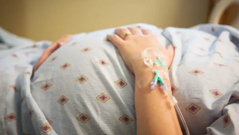 Женщина с 90% поражением легких родила в Алматы