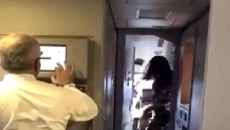 Пакистанский пилот пустил пассажирку за штурвал самолета на два часа