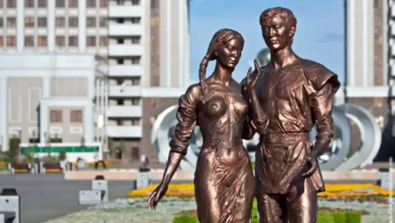 Скульптуру в Астане, взбудоражившую всю страну, официально признали целомудренной