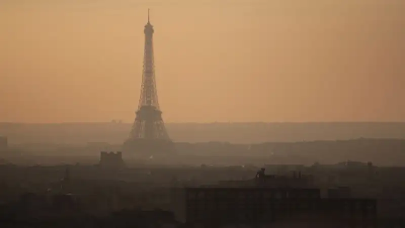 В Париже ограничили движение транспорта из-за высокого уровня загрязнения воздуха