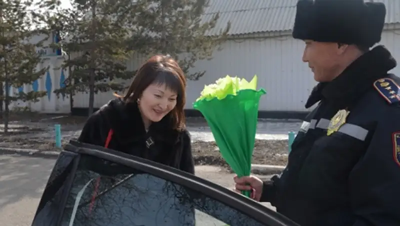 В Талдыкоргане полицейские дарили цветы женщинам-водителям