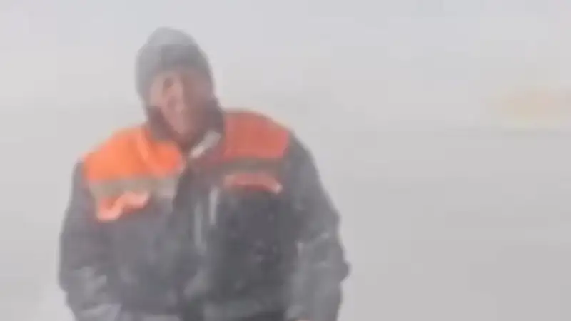 "Обстановка нормальная": заметаемый снегом дорожник рассказал о ситуации на трассах Казахстана