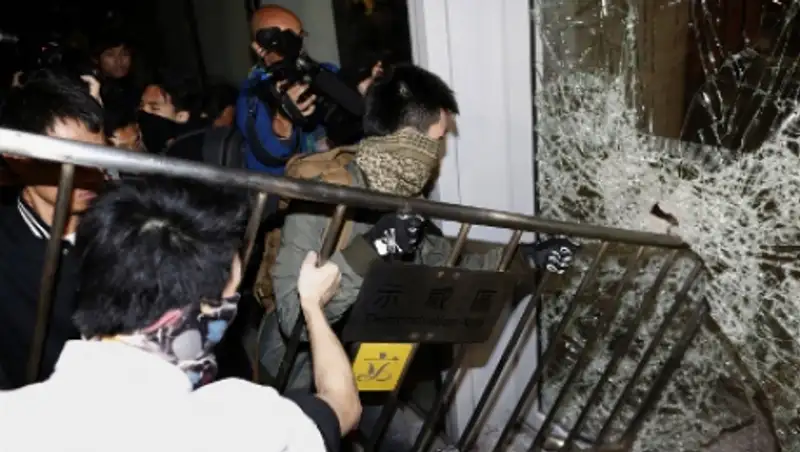 Протестующие ворвались в законодательное собрание Гонконга