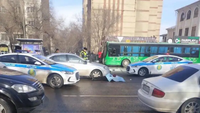 Черная пятница. В Алматы произошел пожар и сбили насмерть человека