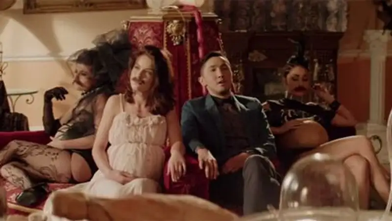 Казахстанская поп-группа сняла клип с усатыми беременными моделями