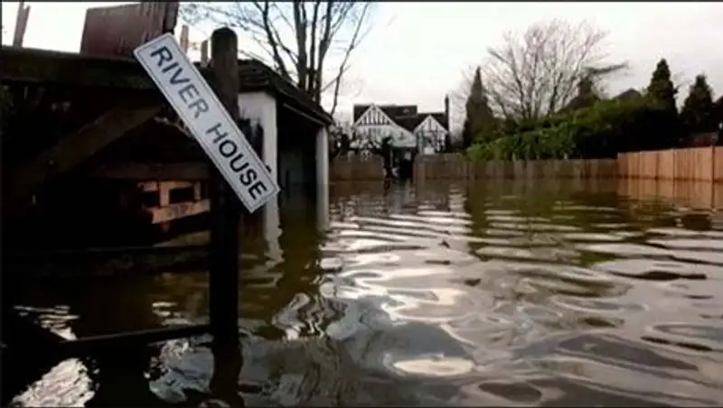 Британские власти признали, что не могут защитить жителей от сильнейшего наводнения