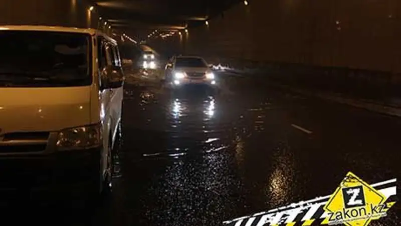 Огромная лужа в Алматы стала настоящим стихийным бедствием для автолюбителей