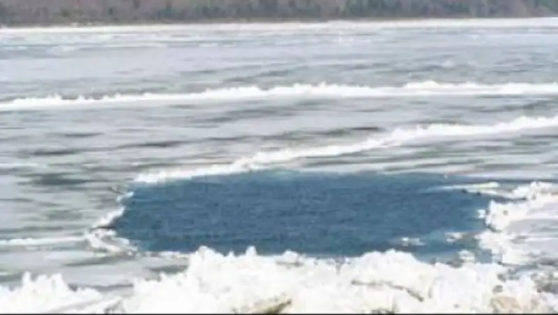 Спасатели ВКО извлекли автомобиль, провалившийся под лед на глубину 4 метра