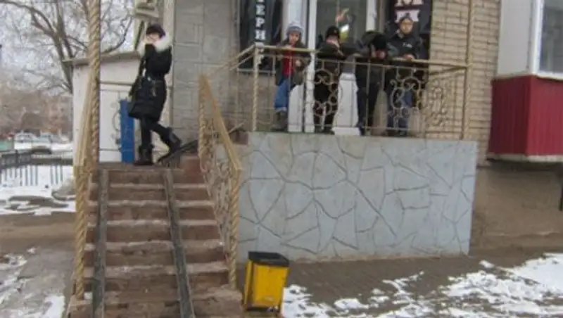 В Актобе инвалид решил сам строить пандусы