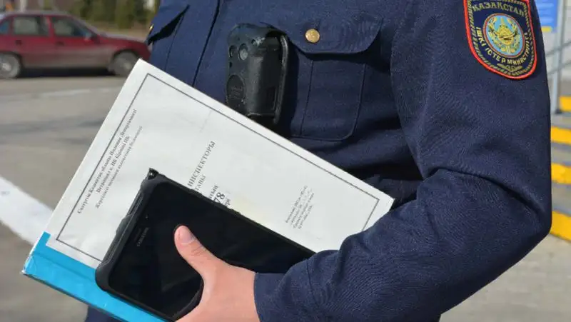 Пожилую супружескую пару выдворили из Казахстана за двойное гражданство