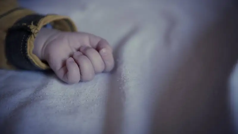 В ВКО трехлетний ребенок подавился орехом на свадьбе и умер