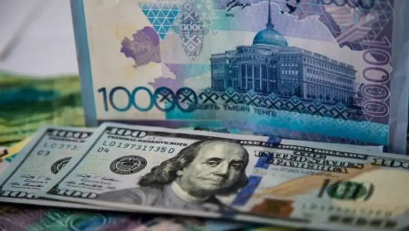 Курс доллара составил 330 тенге