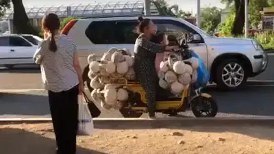 Алматинцев удивила мама с ребенком на мопеде, обвешенным корзинами , фото - Новости Zakon.kz от 14.07.2023 10:15