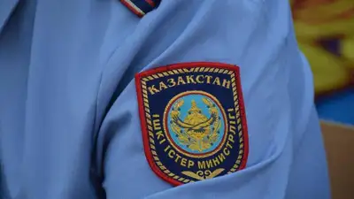 Полиция расследует появление надписи в подъезде одного из домов Атырау , фото - Новости Zakon.kz от 29.06.2023 06:45