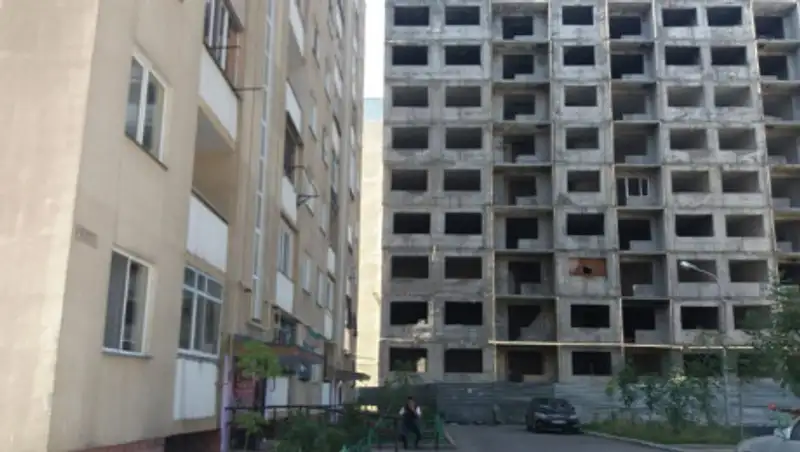 В котловане накренившегося дома в Алматы обнаружили мусор