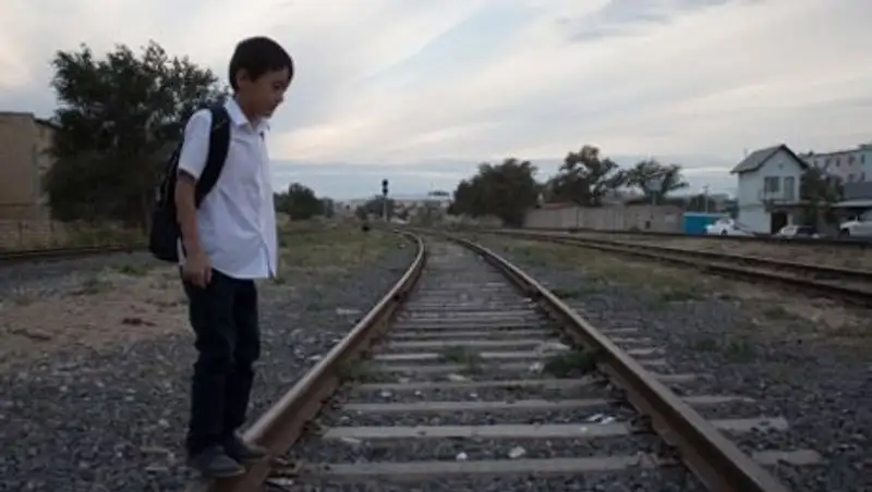 В Актау, чтобы добраться в школу, дети вынуждены проползать под железнодорожными вагонами