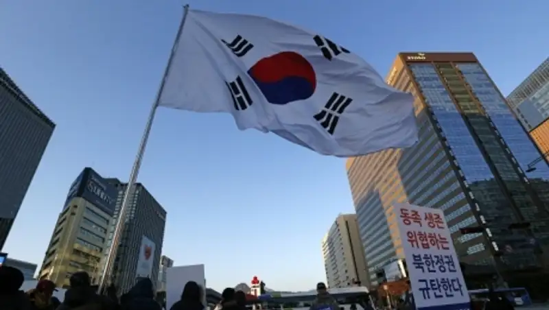 СМИ: Ким Чен Ын посетил завод, где произвели запущенную КНДР в феврале ракету-носитель