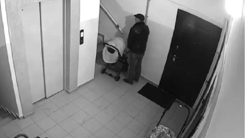 Мужчина справил нужду в детскую коляску в Алматы