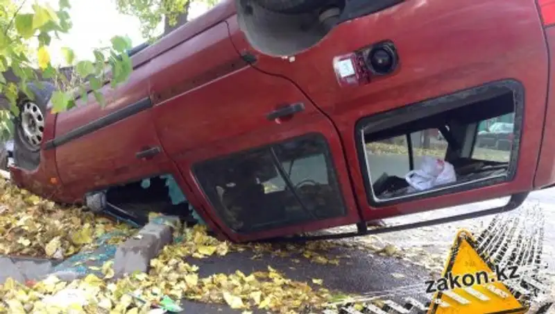 В Алматы перевернувшаяся машина травмировала пешехода