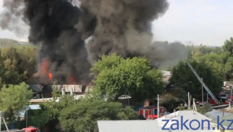 Пожар на складе в Алматы: отмечено превышение норм по загрязнению воздуха