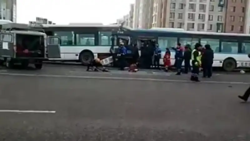 После массового ДТП в столице к медикам обратились 25 человек