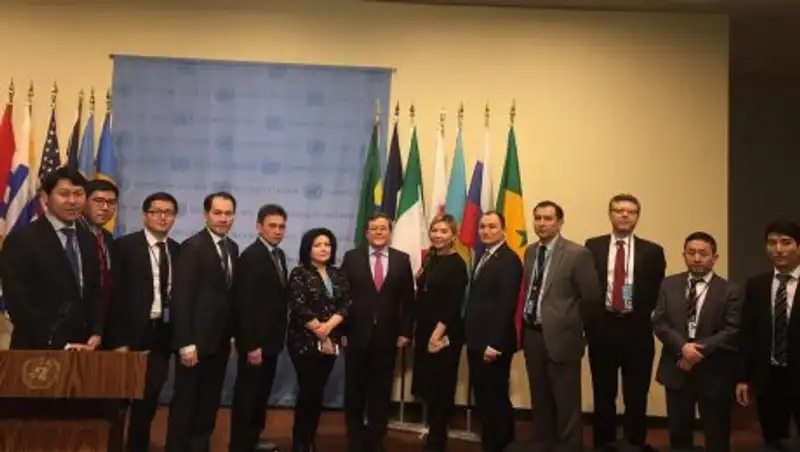 Флаг Казахстана установлен перед залом СБ ООН в Нью-Йорке