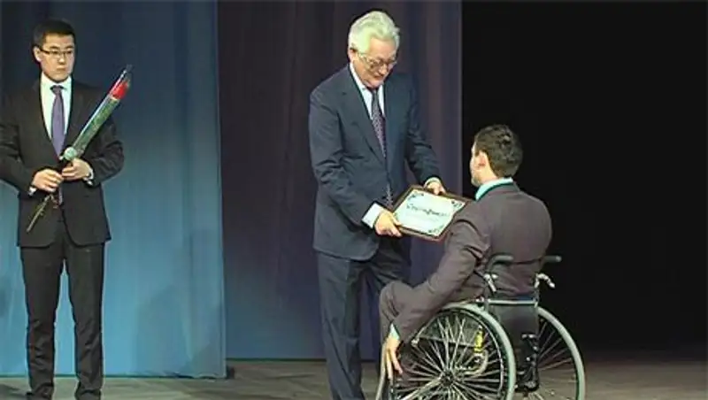 В СКО аким области вручил спортсменам сертификаты на получение квартир