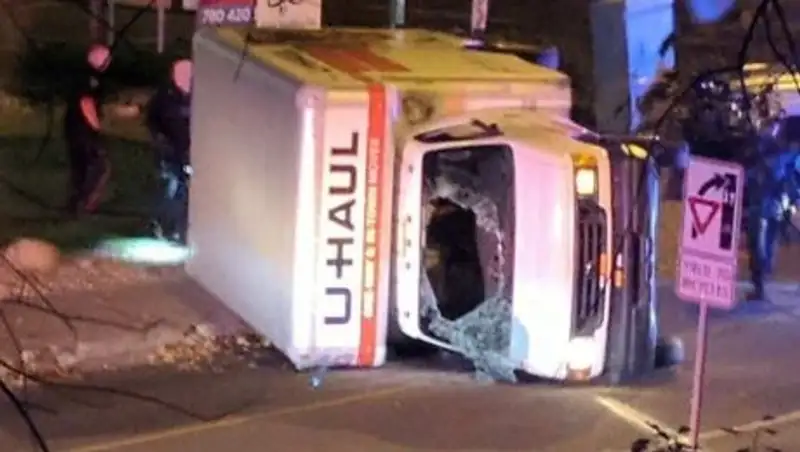 Теракт в Канаде: мужчина на грузовике протаранил полицейский автомобиль