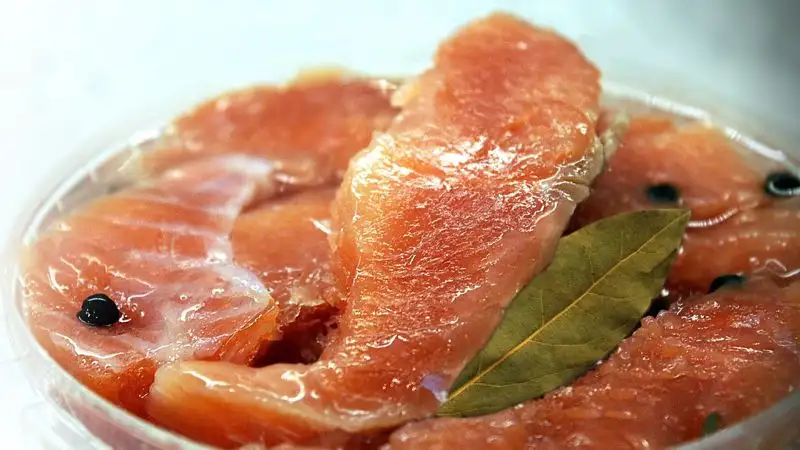 Ресторатор из Атырауской области подал на стол редкую рыбу и стал фигурантом уголовного дела