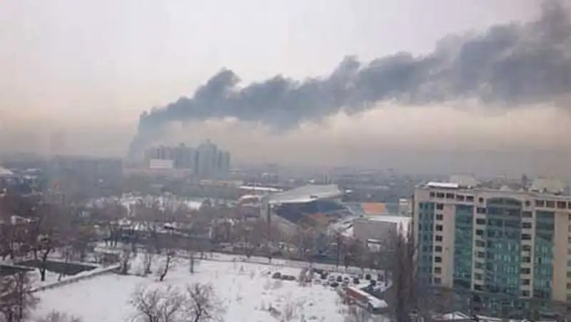 В Алматы произошел крупный пожар на пересечении улиц Гоголя-Ауэзова