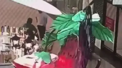 иностранец пнул ребенка, фото - Новости Zakon.kz от 25.07.2023 20:25