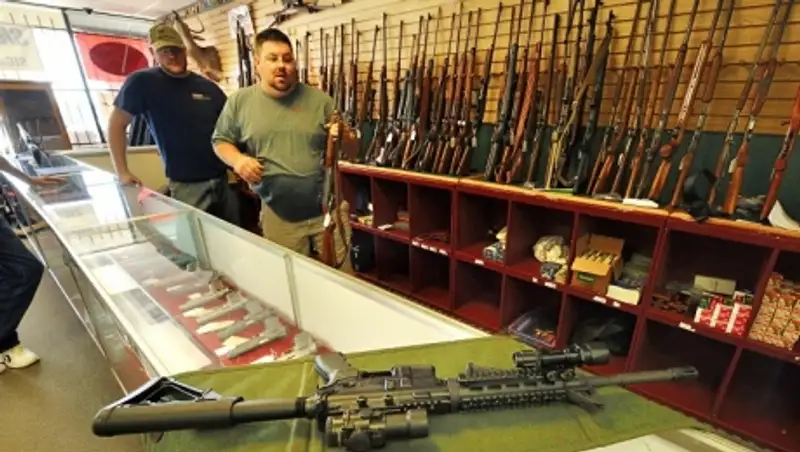 Суд в США обязал оружейный магазин выплатить $6 млн раненым полицейским