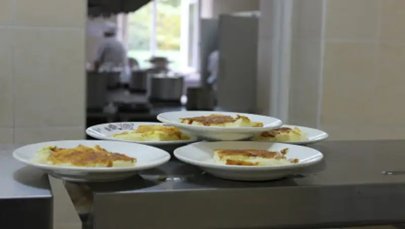 Появились подробности отравления детей в школьной столовой Актобе