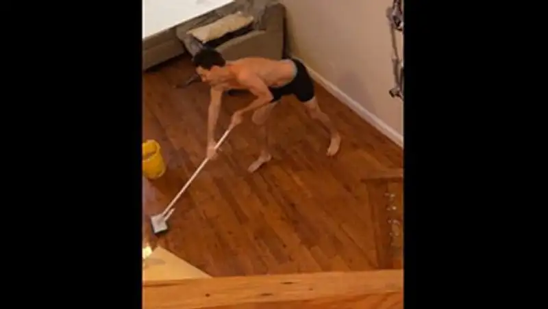 Видео с танцующим со шваброй американцем стало хитом интернета