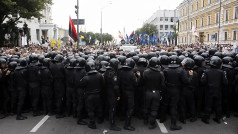 Около 3 тысяч протестующих перекрыли центральную улицу Киева